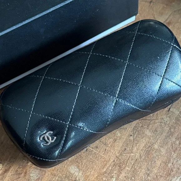 CHANEL Elegant Black Sunglasses - Picture 4 of 7